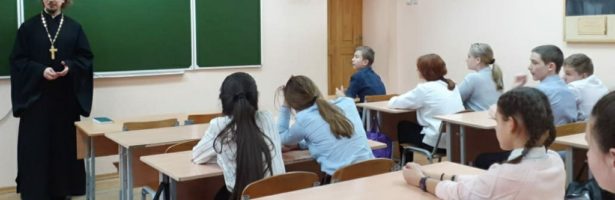 Настоятель храма иконы Божией Матери «Донская» принял участие в классном часе МБОУ «Школа N64».